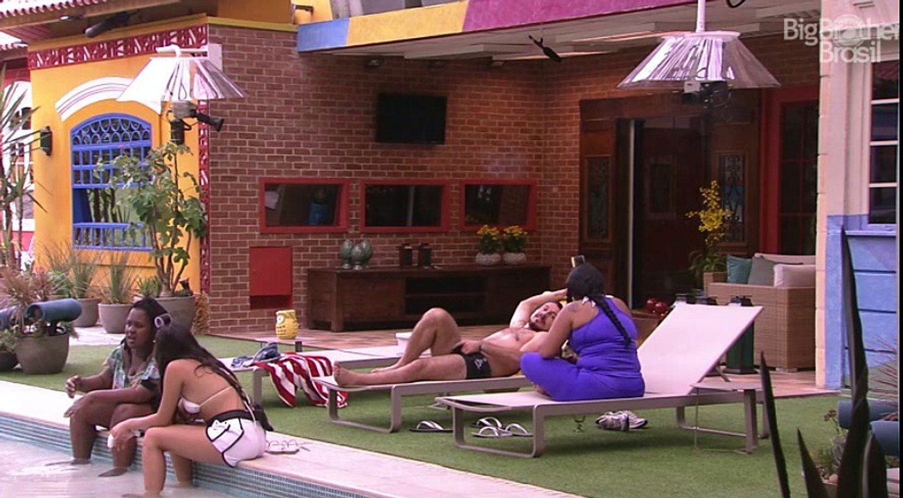 #BBB17 - Roberta se diz incomodada com brincadeiras de brothers