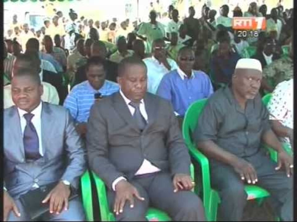 La premiere Dame fait des dons de matériels médicals et didactiques dans la région du Zanzan