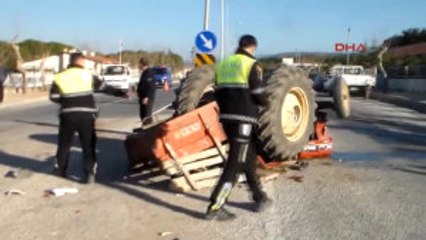 Çanakkale Kamyonun Çarptığı Traktördeki 3 Kişi Yaralandı
