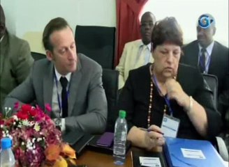 La Ministre de la Promotion des Investissements et de l’Industrie Madeleine Berre dirige une réunion de travail avec les responsables des sociétés publiques et privées