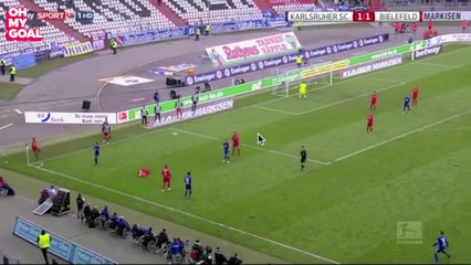 David Luiz "vole" un coup franc et marque