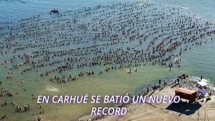 2.000 personnes se jettent à l'eau pour battre un record