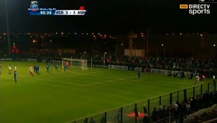 David Luiz "vole" un coup franc et marque