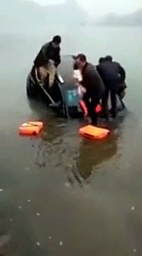 Shikoni çfarë bën babai për të shpëtuar jetën e fëmijës së tij!