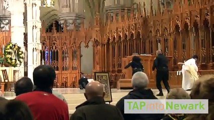 Zot fali mëkatet tona