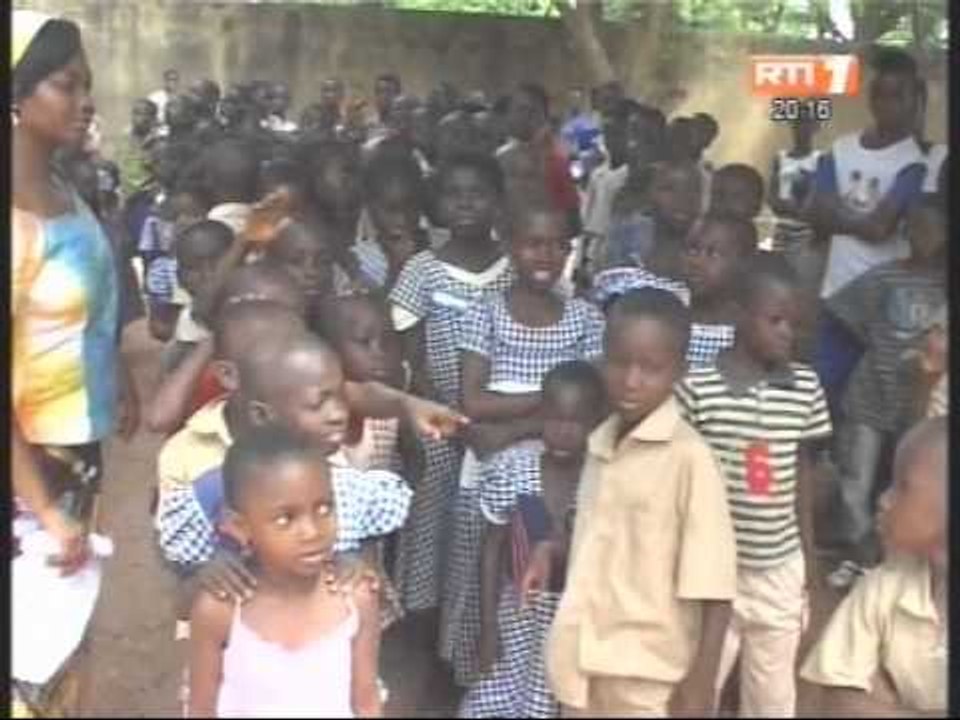 La fondation children of africa fait un don de kits scolaires à des écoles primaires de Mbayakro
