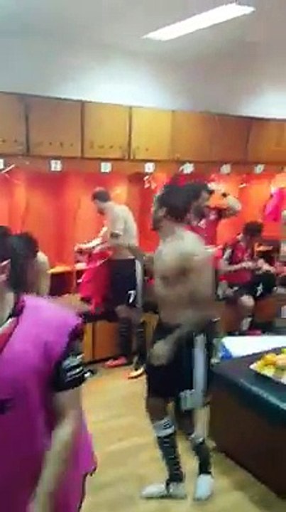 رقص وغناء وفرحة جنونية للاعبي المنتخب بعد الوصول لنهائي أمم الجابون 2017