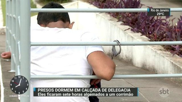 Policiais que deixaram presos dormirem em calçada serão investigados