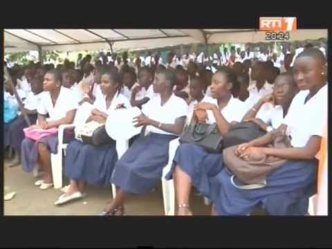 La 1ère Dame Ouattara D. a récompensé des lauréates du concours miss mathématique 2012
