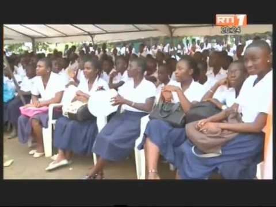 La 1ère Dame Ouattara D. a récompensé des lauréates du concours miss mathématique 2012