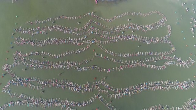 Argentina bate récord Guinness de personas flotando simultáneamente en lago