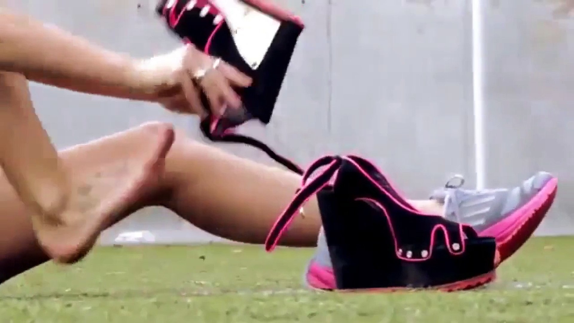 ⁣Lady football skill - lady's vs football - amazing football skill - soccer skill