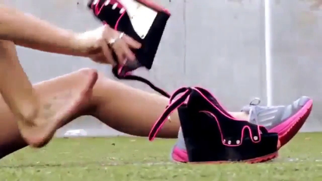 Lady football skill - lady's vs football - amazing football skill - soccer skill