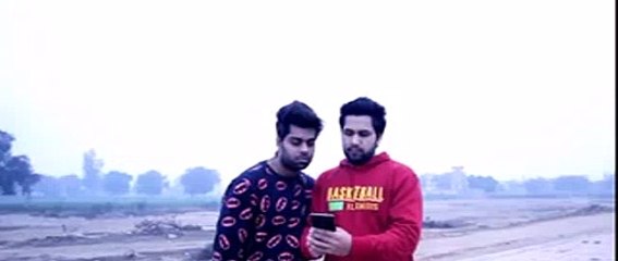 How guys and girls take selfies