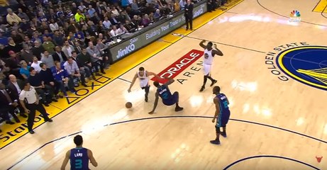 Sans pitié, Stephen Curry fait tomber Marvin Williams et marque sur sa tronche