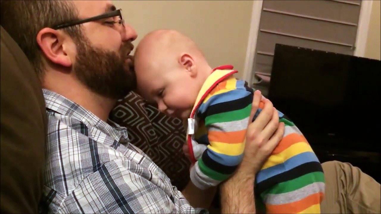 Un bébé de hypster ça aime les gratouilles de barbe