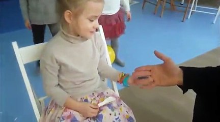 Cette fillette humilie un magicien, très maline la gamine
