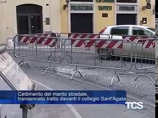 Cedimento del manto stradale transennato tratto davanti il collegio Sant'Agata