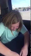 USA : une enfant pleure de joie en recevant son premier fusil