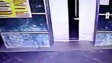 Nena godet vajzen me shkelm, i shpeton jeten