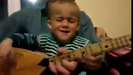 Bebeğe Aşırı Dozda Müzik Verilirse ( İzlemeden Geçmeyin Gülmekten Yıkılacaksınız )