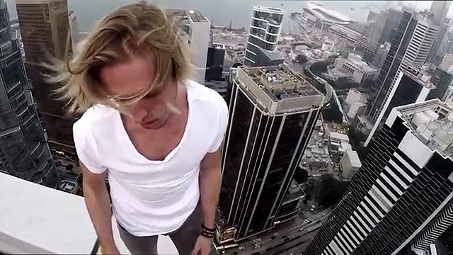 Il fait du skate board sur les toits des gratte-ciels, ce free-runner donne froid dans le dos !