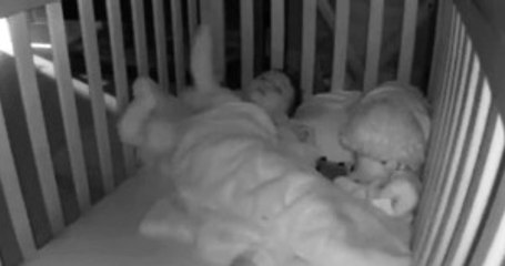 2 Yaşındaki Bebek Bir Anda Uyanıp Tezahürat Yapmaya Başladı