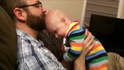 Apenas um bebé que adora as barbas do pai