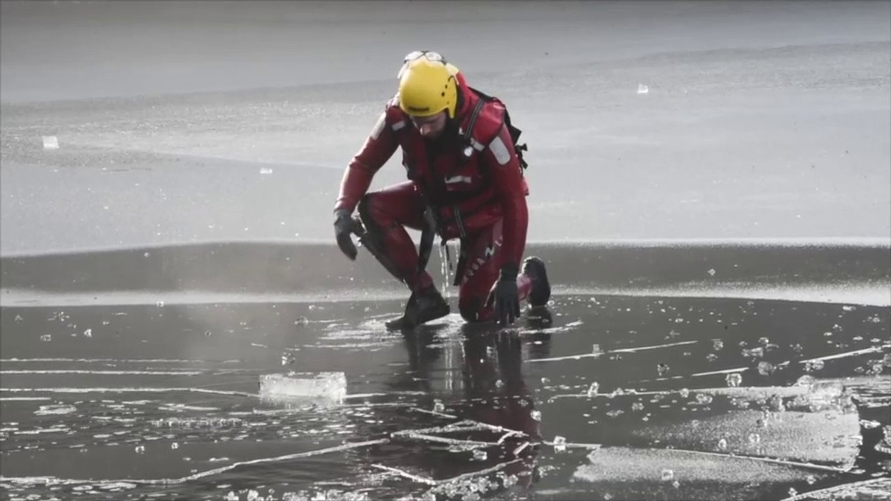 Des plongeurs pompiers s'entraînent dans la glace...