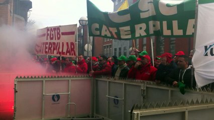 Les travailleurs de Caterpillar rassemblés devant l'Elysette à Jambes