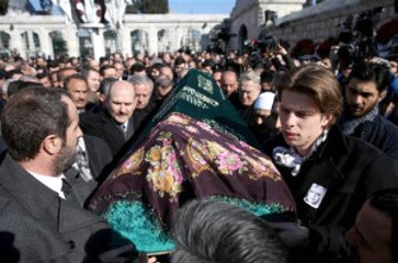 Hülya Sancaklı Son Yolculuğuna Uğurlandı! Baba Oğul Acıyı Birlikte Omuzladı