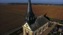 Vue aérienne par drone d'une église dans la campagne Normande