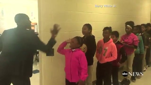 Le professeur qui fait des handshake personnalisé à ses élèves