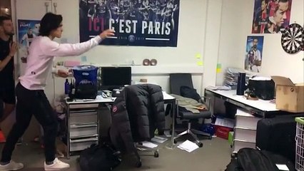 David Luiz "vole" un coup franc et marque