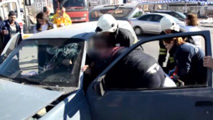 Iki Otomobil Çarpıştı: 3 Yaralı