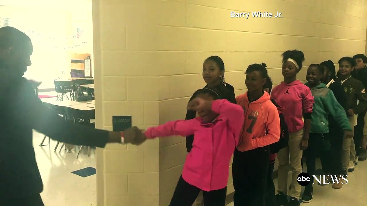 O que este professores faz ao alunos antes de entrar em aulas está a dar a volta ao mundo