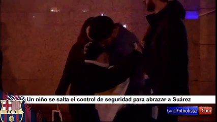 Gran gesto de Luis Suárez cin un niño tras la victoria ante el Atlético • 2