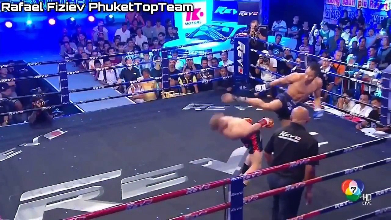 Ce boxeur esquive un coup en faisant le geste du film Matrix