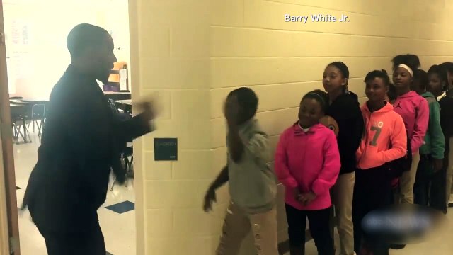 Cet instit est tellement cool. Regardez comment il accueille ses élèves tout les matins