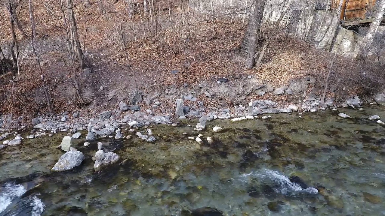 Hautes-Alpes : Cascade et lac de la schappe gelé by Drone
