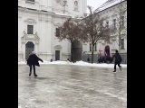 Deux garçons font du patins à glace sur une place verglacée !