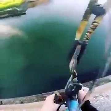 Девушка ловит рыбу с Луком!