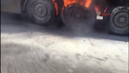 Erzincan Yangını Kar Atarak Söndürmeye Çalıştı