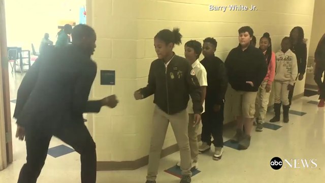 Un prof s'amuse a checker chacun de ses élèves