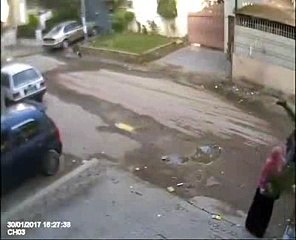 Snatching With A College Girl Openly On Street In Karachi Captured In CCTV !