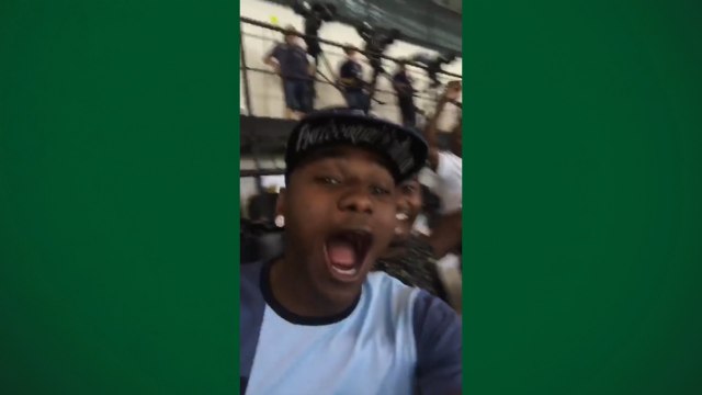 Sassá comemora gol do Botafogo contra o Colo Colo na arquibancada do Nilton Santos