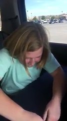 Elle reçoit un fusil pour son anniversaire et pleure de joie !