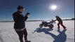 Une moto roule toute seule sur un lac gelé