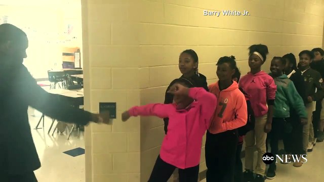 Un prof fait des checks à ses élèves