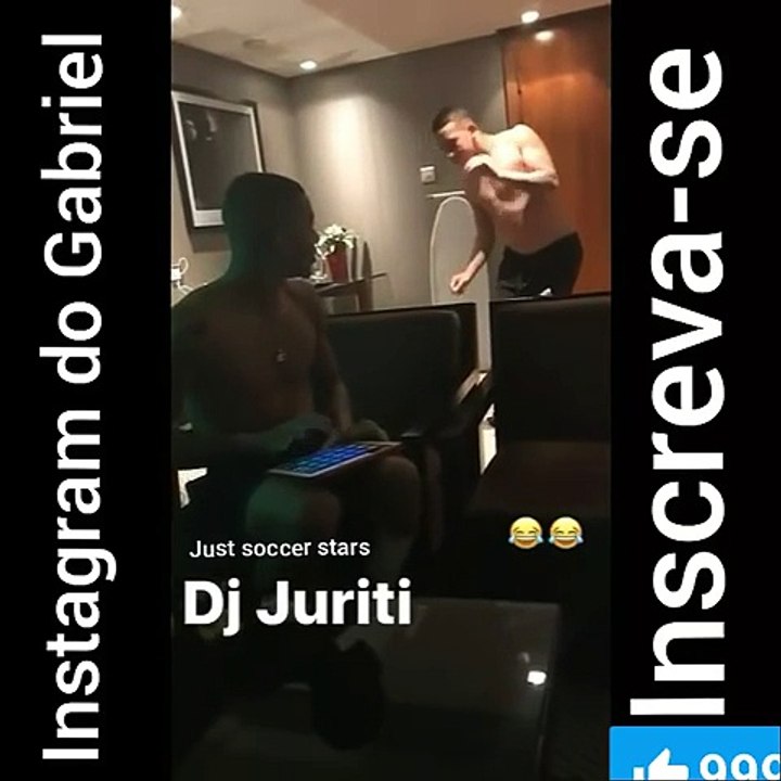 Gabriel Jesus da uma de Dj depois do jogo contra o Crystal Palace